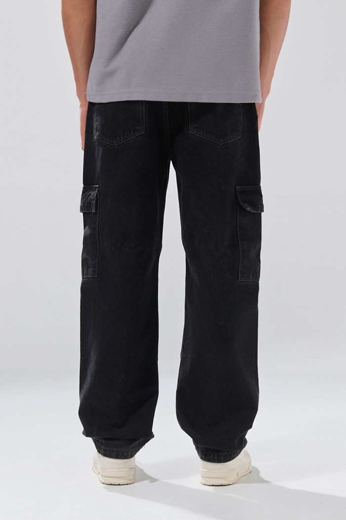 Jean cargo gris intenso con bota ancha y tiro medio
