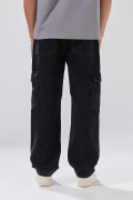 Jean cargo gris intenso con bota ancha y tiro medio

