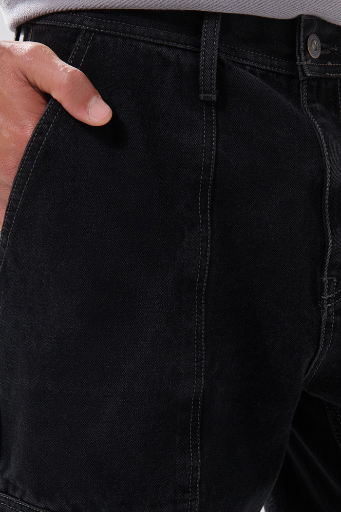 Jean cargo gris intenso con bota ancha y tiro medio
