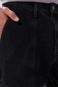 Jean cargo gris intenso con bota ancha y tiro medio

