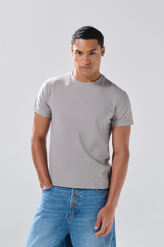 Camiseta infaltables cuello redondo unicolor con fit ceñido
