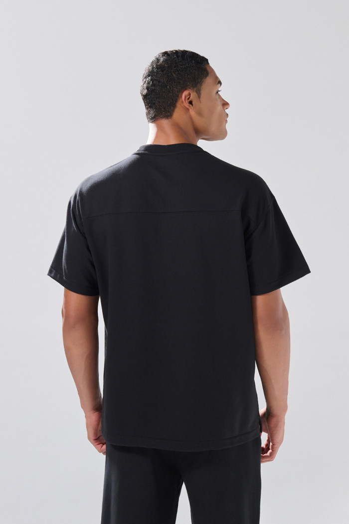 Camiseta oversize unicolor en tela pesada con manga corta
