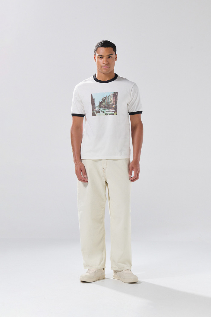 Camiseta crema manga corta con contrastes y arte de paisaje