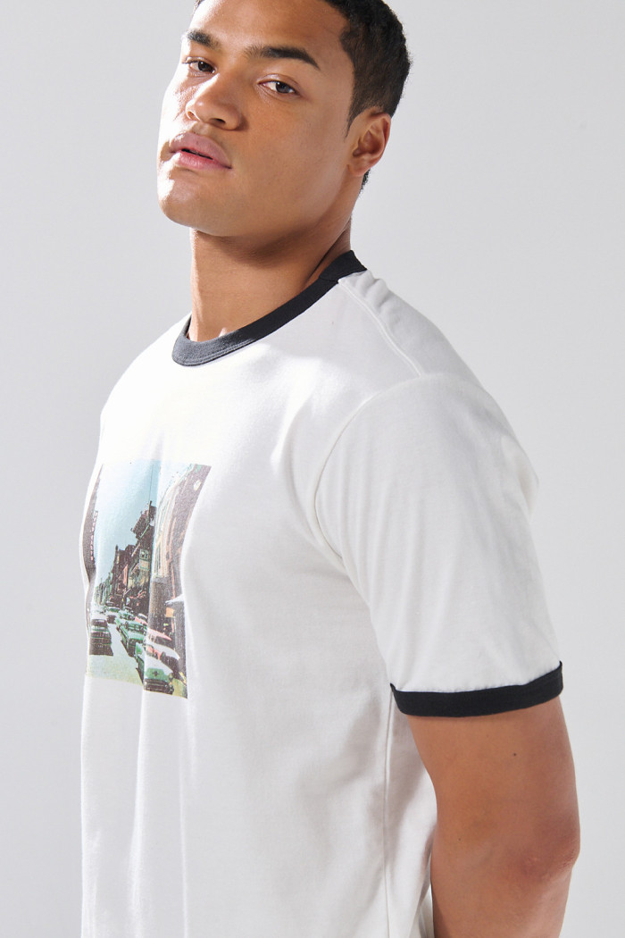 Camiseta crema manga corta con contrastes y arte de paisaje