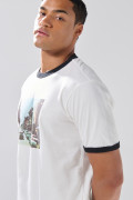 Camiseta crema manga corta con contrastes y arte de paisaje