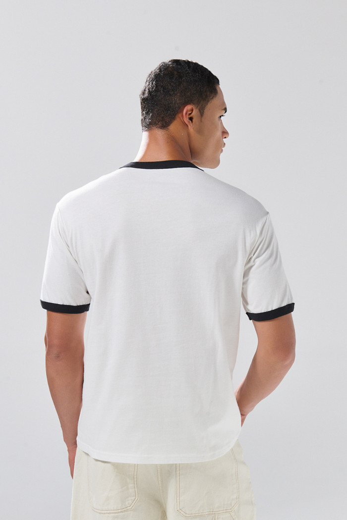 Camiseta crema manga corta con contrastes y arte de paisaje