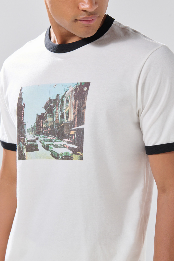 Camiseta crema manga corta con contrastes y arte de paisaje