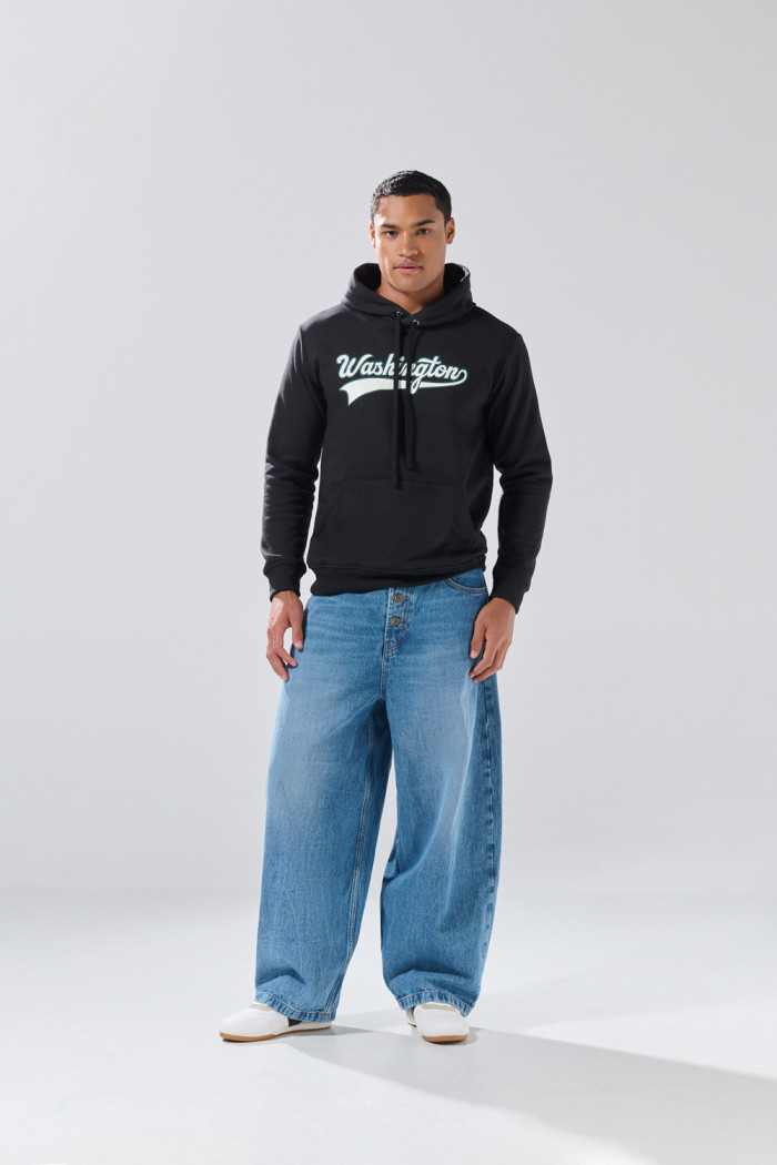 Buzo oversize negro con bolsillo, diseño college y capota