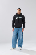 Buzo oversize negro con bolsillo, diseño college y capota