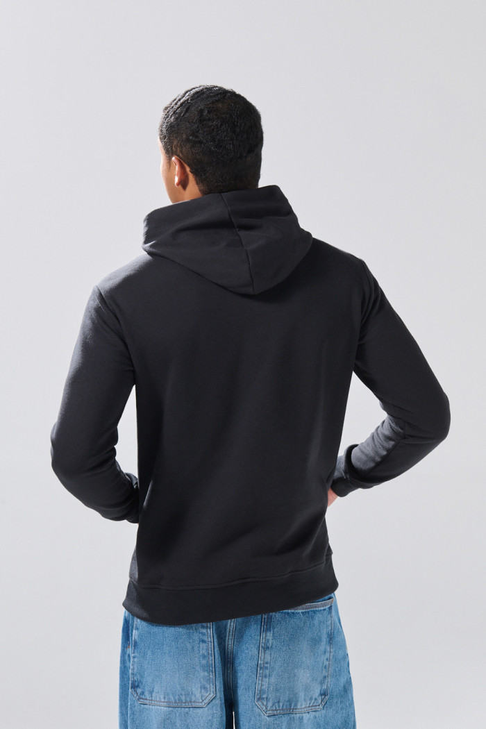 Buzo oversize negro con bolsillo, diseño college y capota