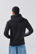 Buzo oversize negro con bolsillo, diseño college y capota