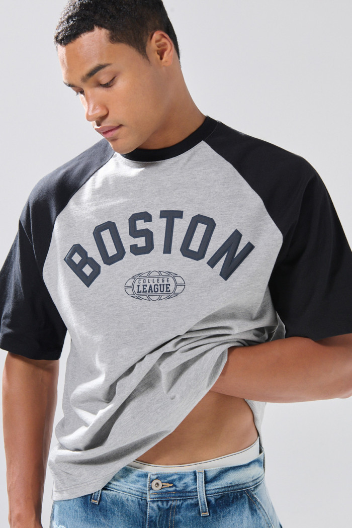Camiseta gris medio con manga ranglan y arte college