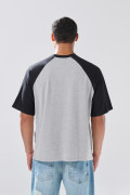 Camiseta gris medio con manga ranglan y arte college