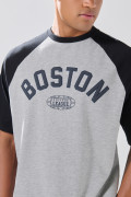 Camiseta gris medio con manga ranglan y arte college