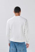 Buzo crema claro cuello redondo con texto college delantero

