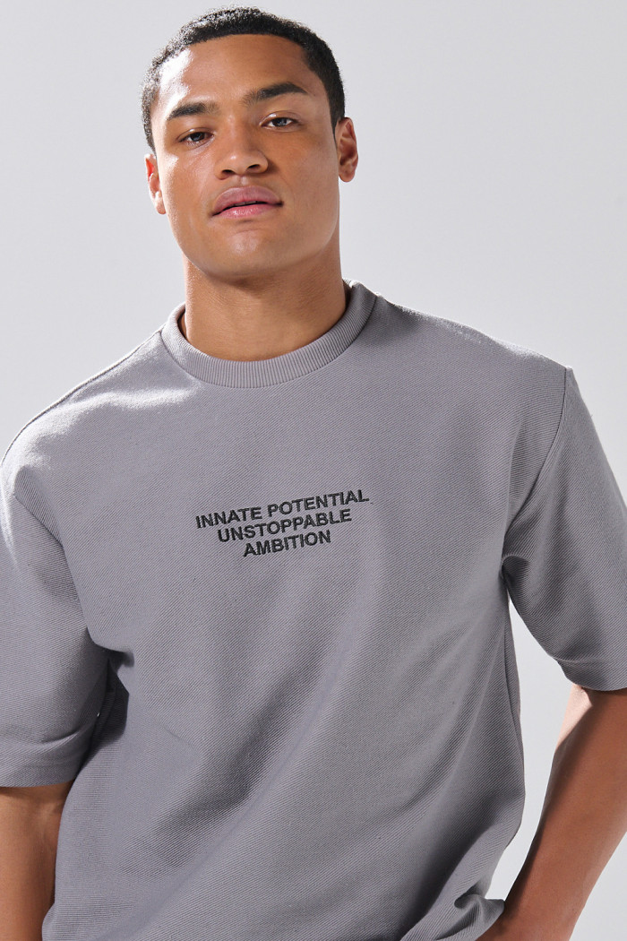 Camiseta gris medio oversize manga corta con arte de Poetry