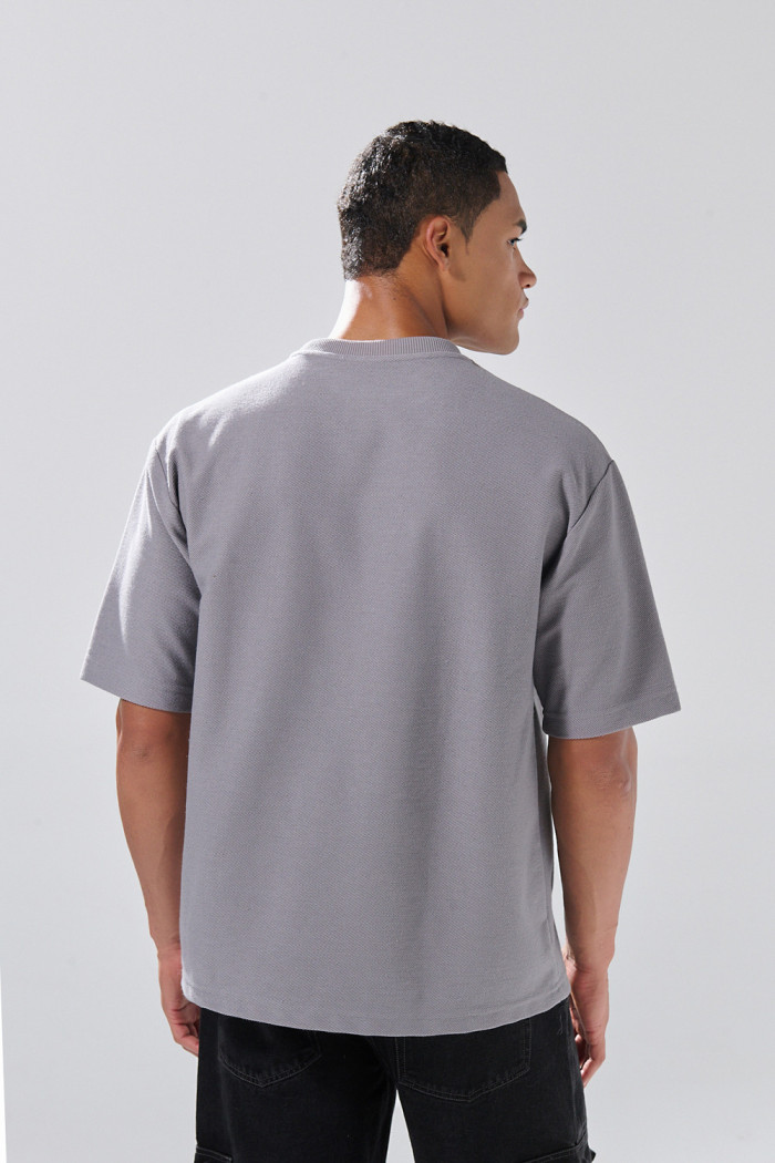 Camiseta gris medio oversize manga corta con arte de Poetry