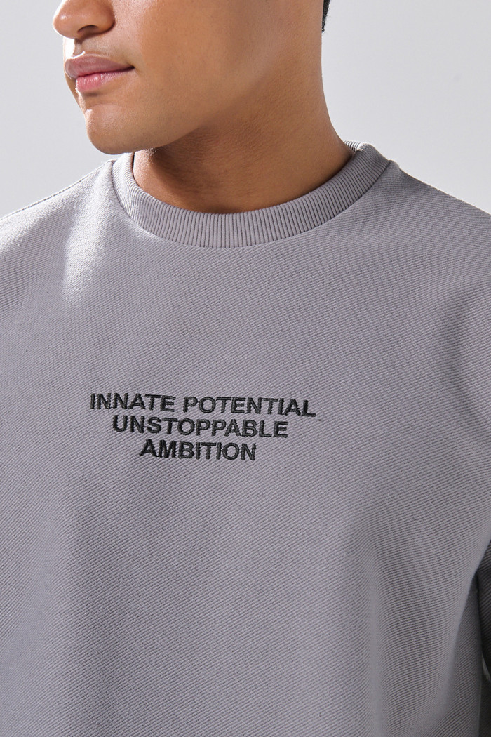 Camiseta gris medio oversize manga corta con arte de Poetry