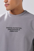 Camiseta gris medio oversize manga corta con arte de Poetry