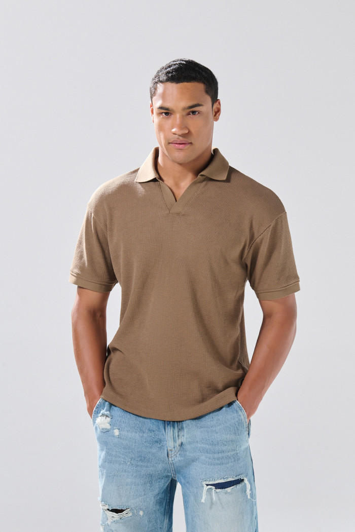 Camiseta unicolor con texturas, cuello polo y abertura V