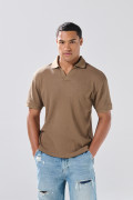 Camiseta unicolor con texturas, cuello polo y abertura V