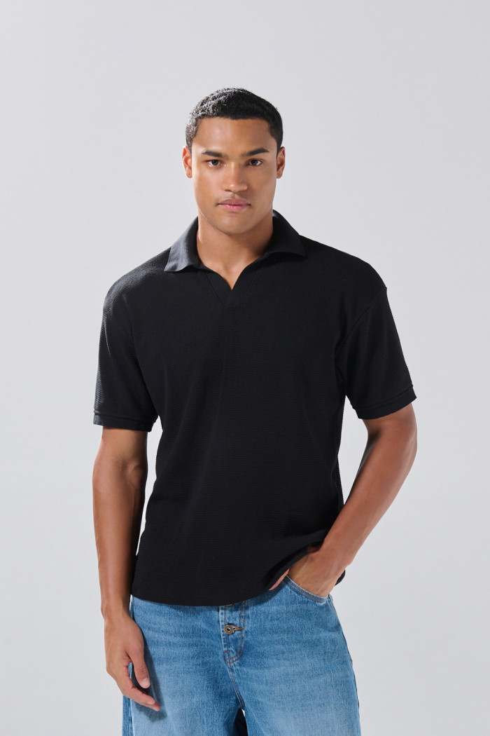 Camiseta unicolor con texturas, cuello polo y abertura V