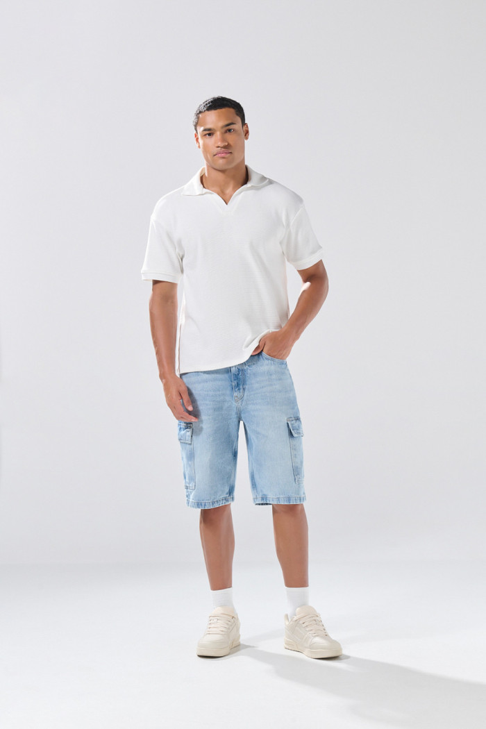 Camiseta unicolor con texturas, cuello polo y abertura V