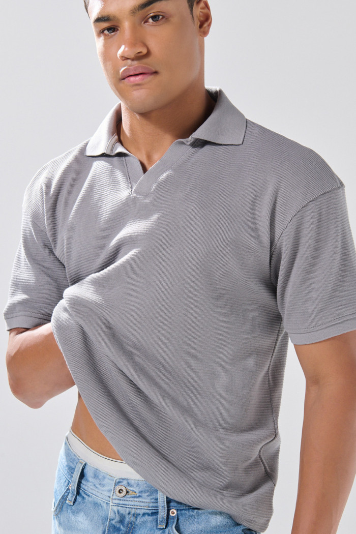 Camiseta unicolor con texturas, cuello polo y abertura V