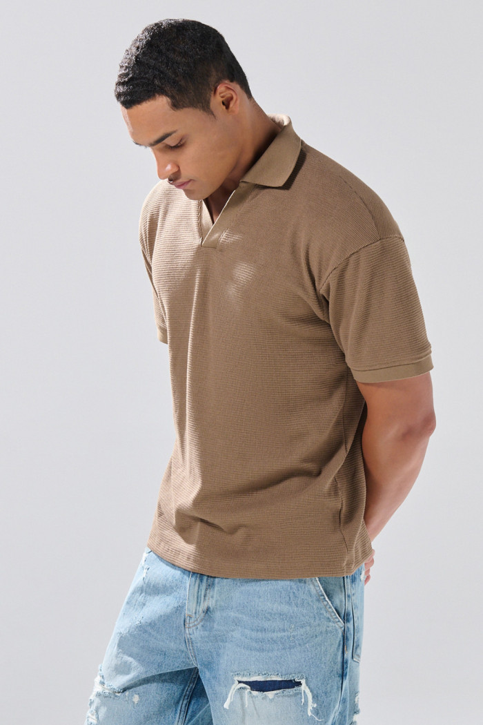Camiseta unicolor con texturas, cuello polo y abertura V