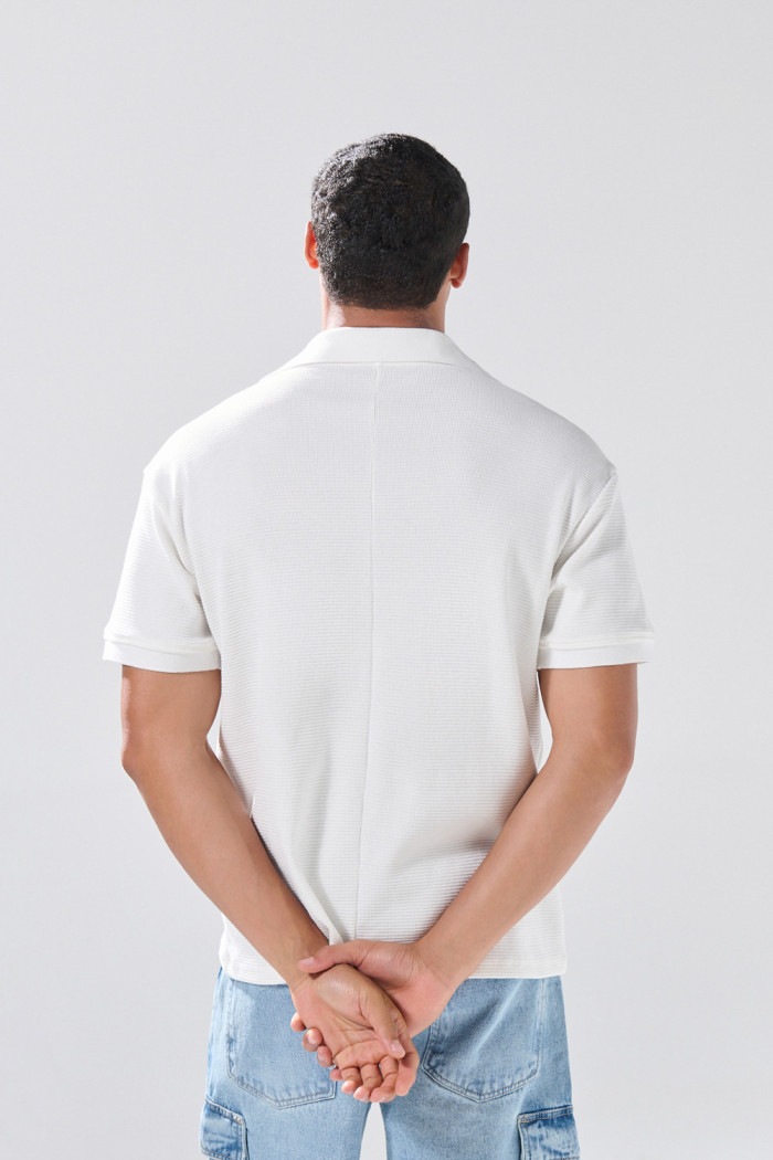 Camiseta unicolor con texturas, cuello polo y abertura V