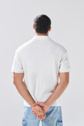 Camiseta unicolor con texturas, cuello polo y abertura V