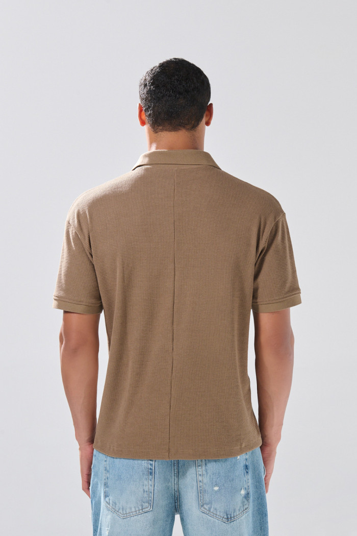 Camiseta unicolor con texturas, cuello polo y abertura V