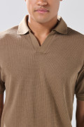Camiseta unicolor con texturas, cuello polo y abertura V