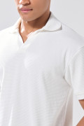 Camiseta unicolor con texturas, cuello polo y abertura V