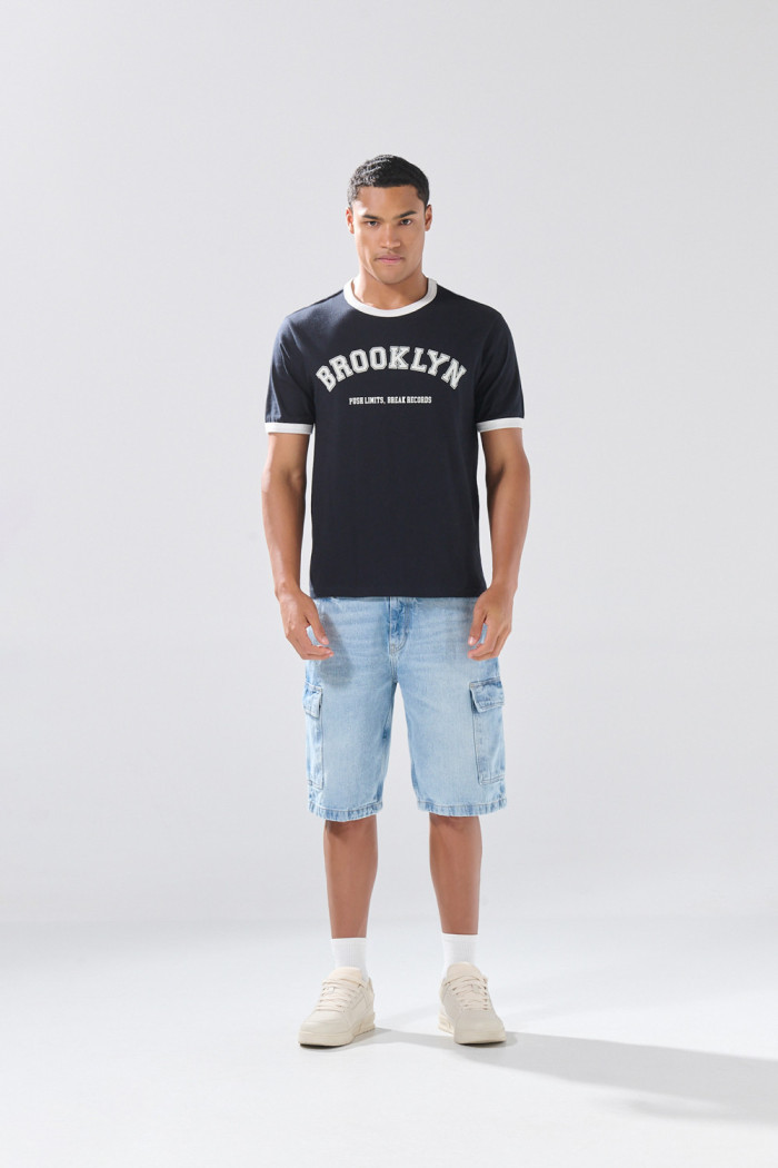 Camiseta college manga corta azul intensa con contrastes