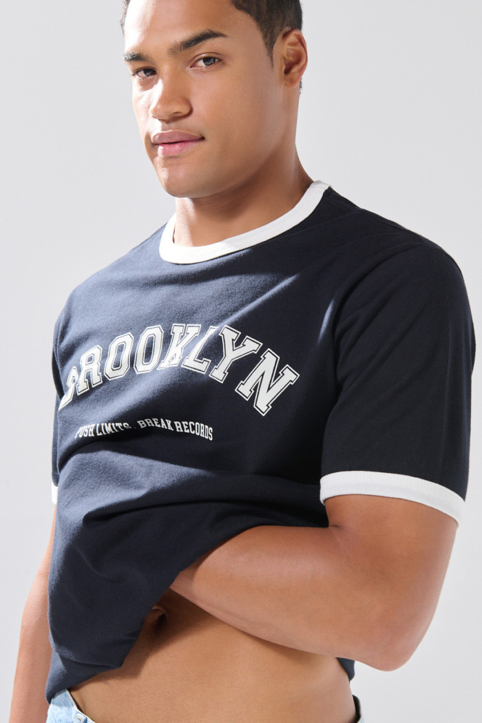 Camiseta college manga corta azul intensa con contrastes