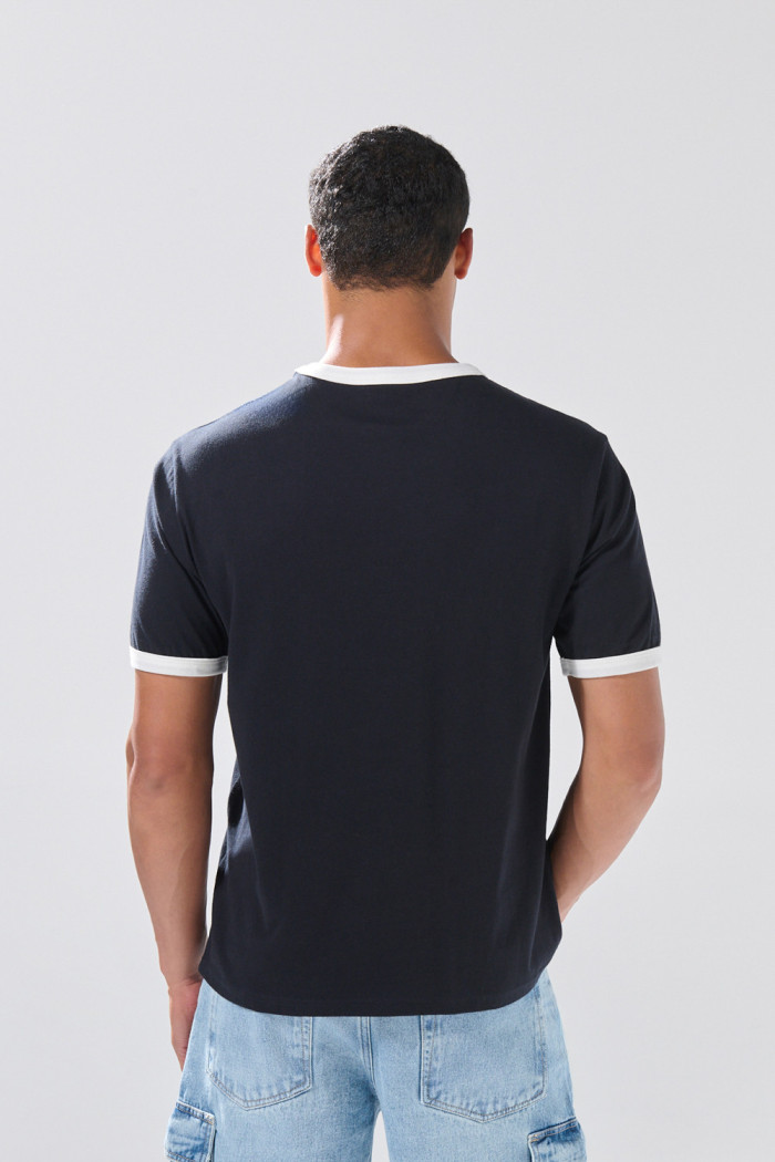 Camiseta college manga corta azul intensa con contrastes