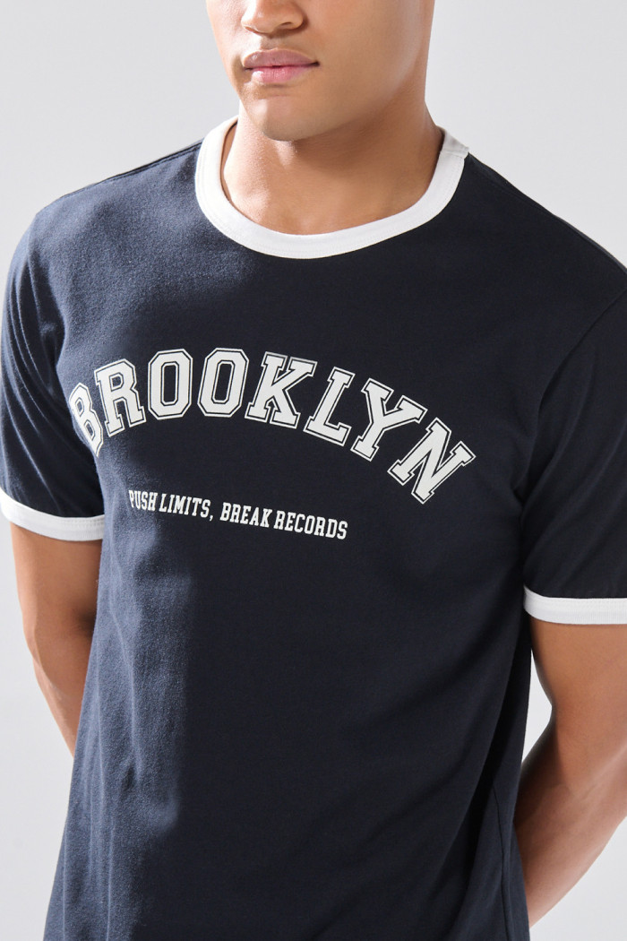 Camiseta college manga corta azul intensa con contrastes