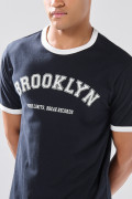 Camiseta college manga corta azul intensa con contrastes