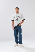Camiseta cuello V crema oversize a rayas con diseño college
