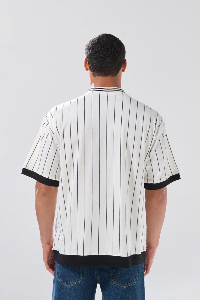Camiseta cuello V crema oversize a rayas con diseño college
