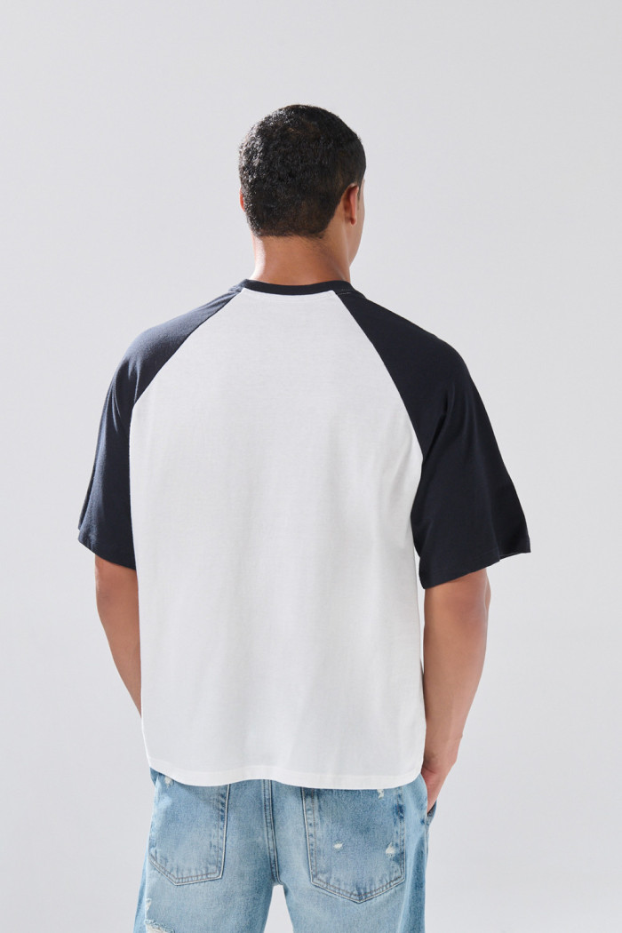 Camiseta college crema clara con manga ranglan corta