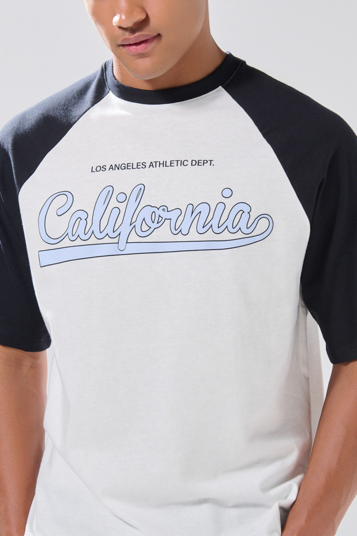 Camiseta college crema clara con manga ranglan corta