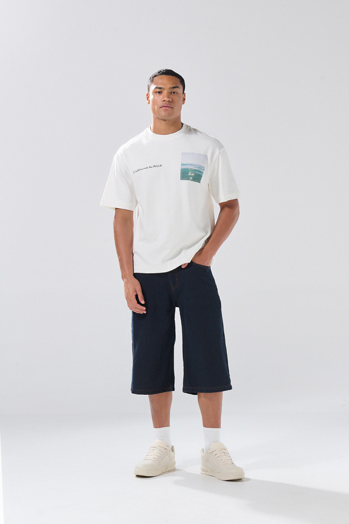Bermuda de jean jort azul intensa con tiro bajo y costuras

