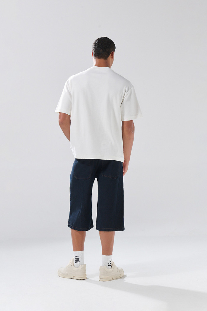 Bermuda de jean jort azul intensa con tiro bajo y costuras
