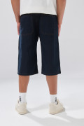 Bermuda de jean jort azul intensa con tiro bajo y costuras
