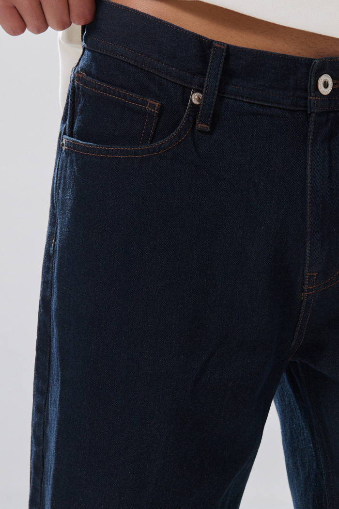 Bermuda de jean jort azul intensa con tiro bajo y costuras

