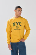 Buzo cuello redondo amarillo oscuro con texto college
