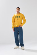 Buzo cuello redondo amarillo oscuro con texto college
