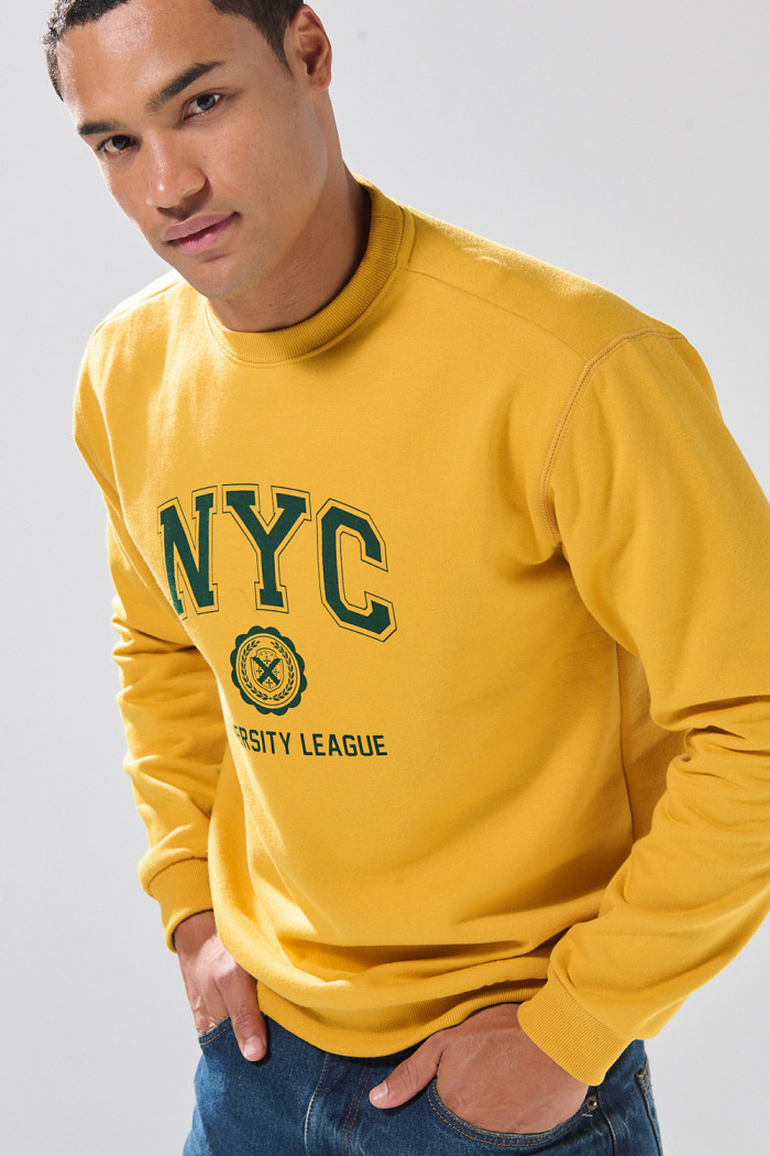 Buzo cuello redondo amarillo oscuro con texto college
